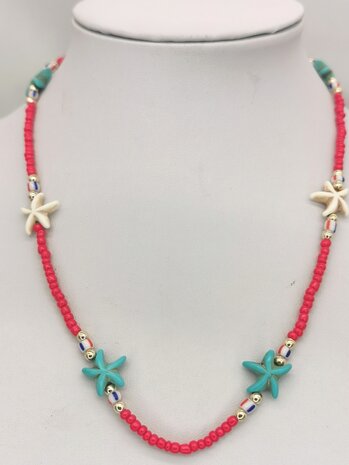 Ketting rood kralen met blauw en witte zeester van edelsteen