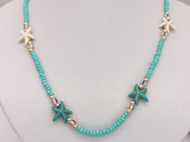 Halskette aus türkisfarbenen Perlen mit edelsteinblauem Seestern.
