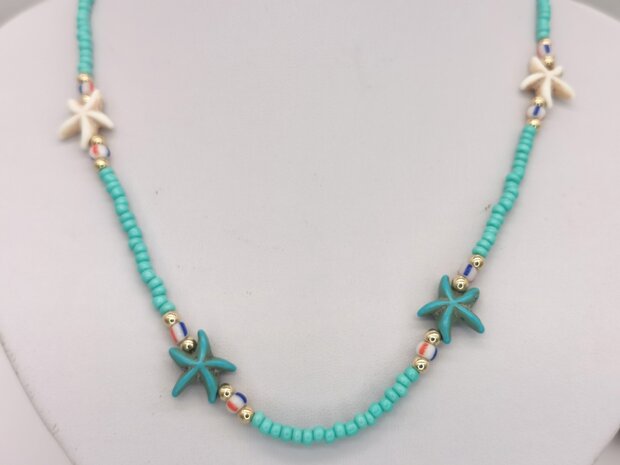 Ketting turquoise kleur kralen met edelsteen blauw en witte zeester.