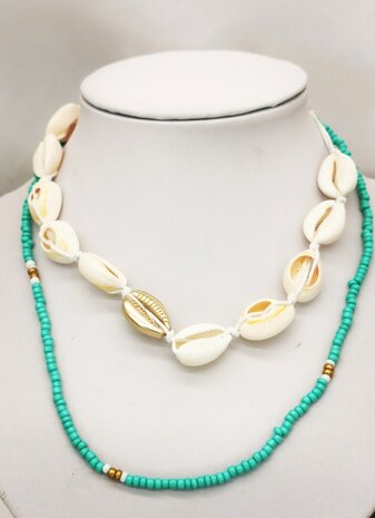 2-teilige Halskette mit türkisfarbenen Perlen und Muscheln.