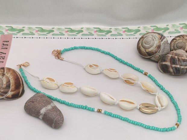 2 delig ketting met turquoise kralen en schelpjes.