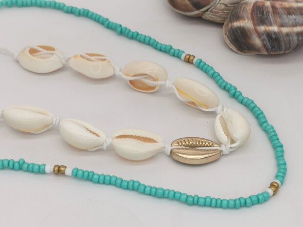 2 delig ketting met turquoise kralen en schelpjes.