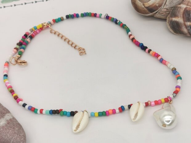 Ketting met regenboog kralen met imitatie parel en schelp.