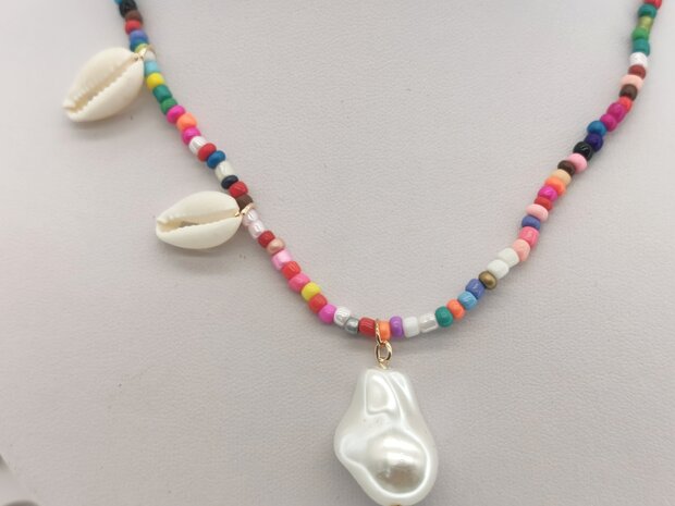 Ketting met regenboog kralen met imitatie parel en schelp.