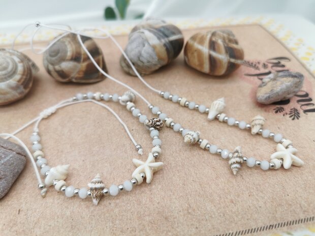 Set: Armband und Fußkettchen Bohemian mit gerippter Hornmuschel, facettierten Perlen, Seestern, weißem Seil.