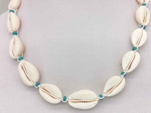 Ketting Bohemian met turquoise edelsteen, Cowrie schelp,  wit kleur touw.