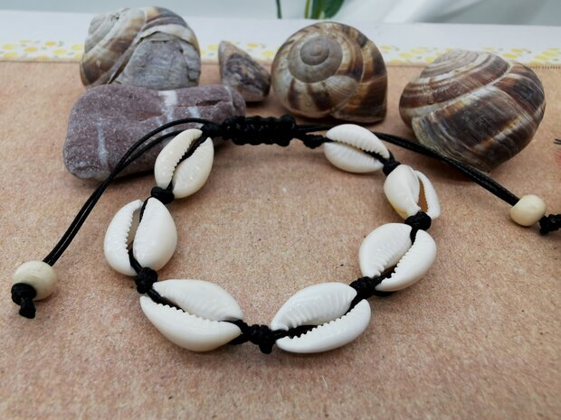 Schelpjes Armband, 7 echte schelp, zwart touw en hout kralen.