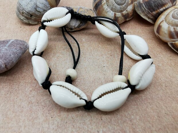 Schelpjes Armband / enkelbandje, 8 echte schelp, zwart touw en hout kralen.