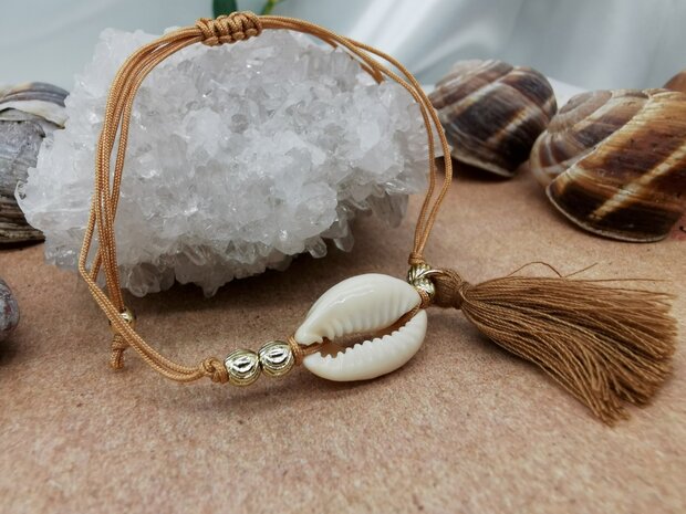 Armband/enkelbandje met schelp goudkleurig-kraaltjes en kwastje.