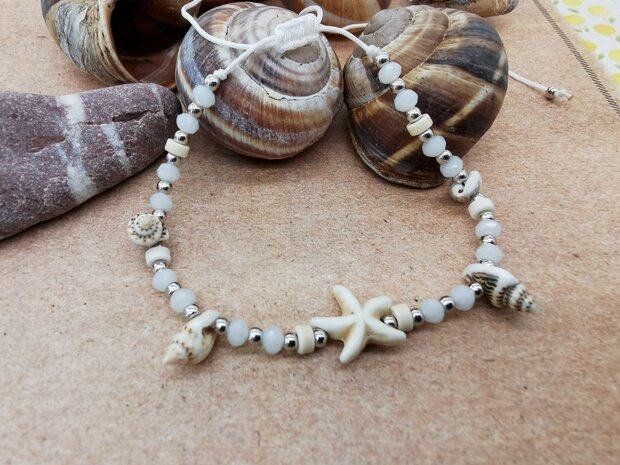 Armband Bohemian mit gerippter Hornschale, facettierten Perlen, Seestern, weißem Seil.