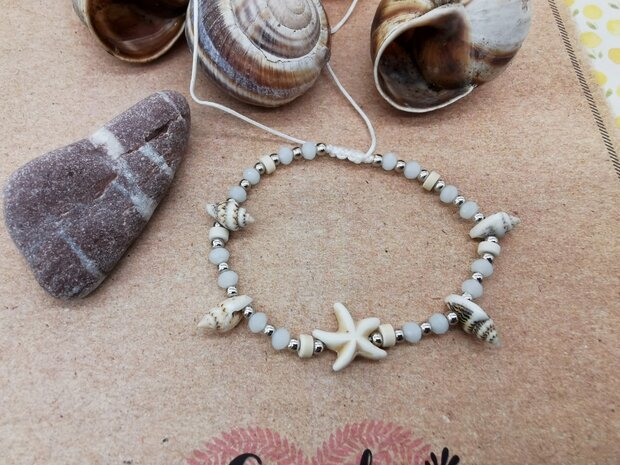 Armband Bohemian mit gerippter Hornschale, facettierten Perlen, Seestern, weißem Seil.