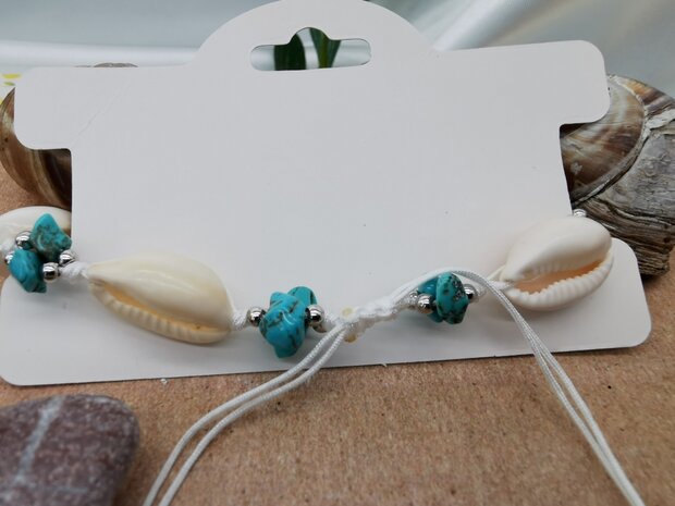 Armbandje Bohemian met turquoise edelsteen, geribde fuik Horn en Cowrie schelp,  wit kleur touw.