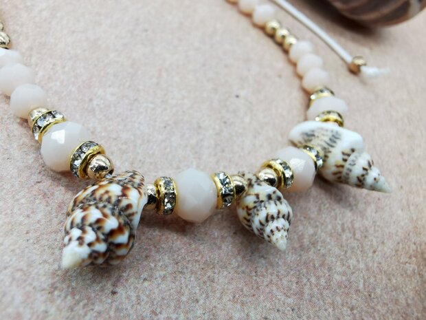 Armband Bohemian, muscheln, facettierten Perlen, goldfarbenen Zirkonia und Perlen, weißem seil