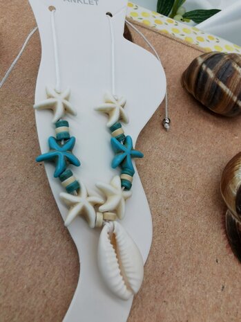 Set: Armband mit Fußkettchen Bohemian mit türkisweißem und blauem Edelstein, Muschel, Seestern, weißem Seil.