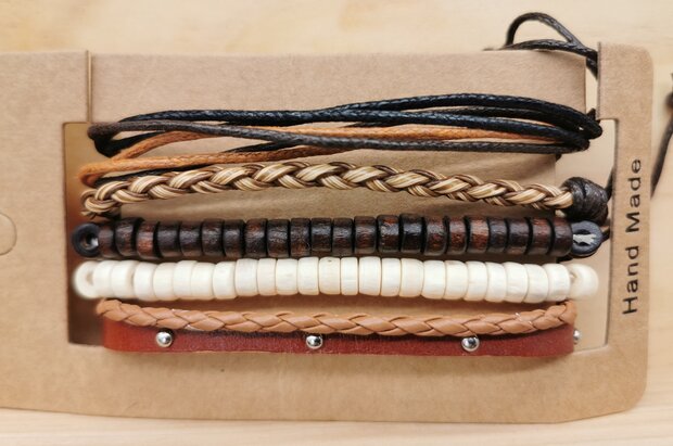 15 Set mit 4 trendigen Leder-, Perlen- und Seilarmbändern.