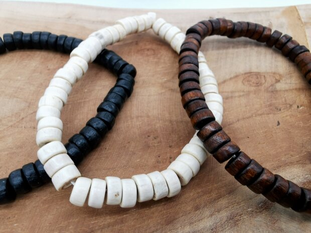 3 elastische Naturholz-Perlenarmbänder in Rondellform in 3 verschiedenen Farben, 17 cm.