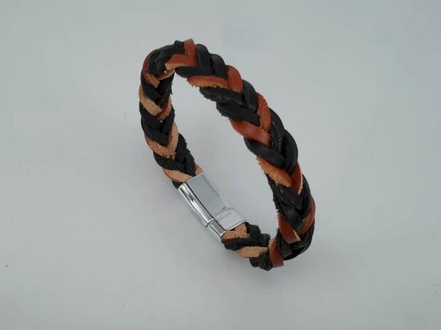 Stoere leren bruin/zwart gevlochten armband met magneet sluiting.