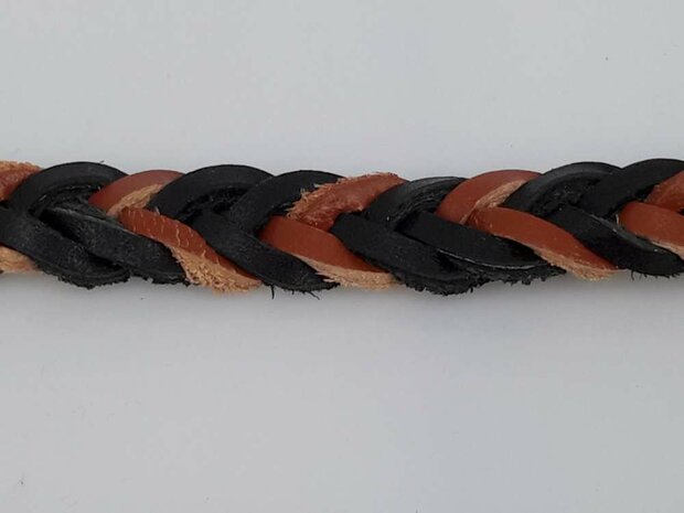 Stoere leren bruin/zwart gevlochten armband met magneet sluiting.