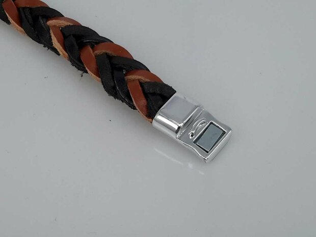 Stoere leren bruin/zwart gevlochten armband met magneet sluiting.