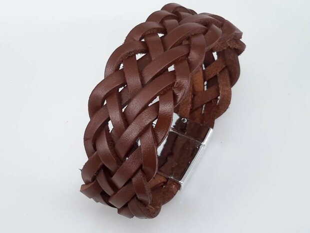 Stoere leren bruin breed dubbel gevlochten armband met magneet sluiting.