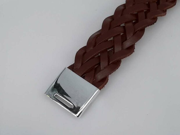 Stoere leren bruin breed dubbel gevlochten armband met magneet sluiting.