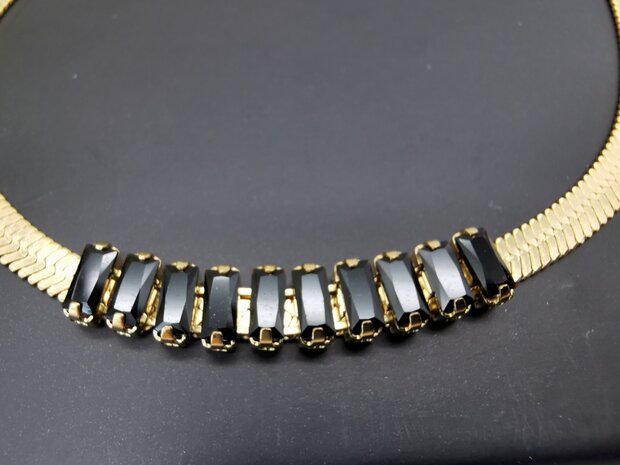 RVS Goudkleurig armband met 10 langwerpige zwart kristal.