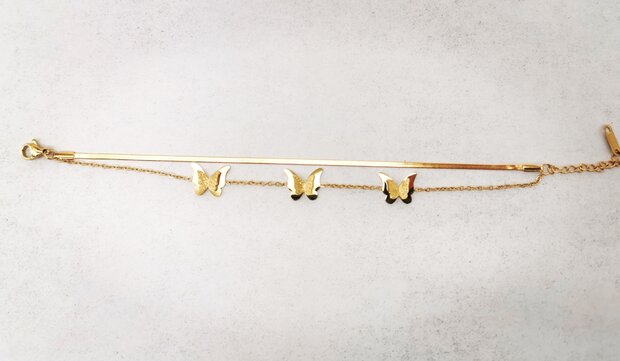 Doppeltes goldfarbenes Gliederarmband mit 3 Schmetterlingen.