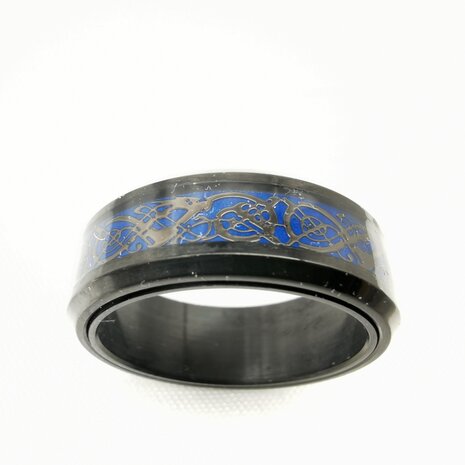 Schwarzer Anti-Stress-Ring aus Edelstahl mit dunkelblauem Ring und Motivschild, Box 36 Stück