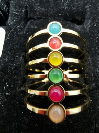 Breiter, eleganter Ring aus Edelstahl mit mehrfarbigen Natursteinen. Einheitsgröße