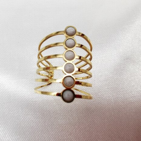 Breiter, eleganter Ring aus Edelstahl mit weißen Jade-Natursteinen. Einheitsgröße
