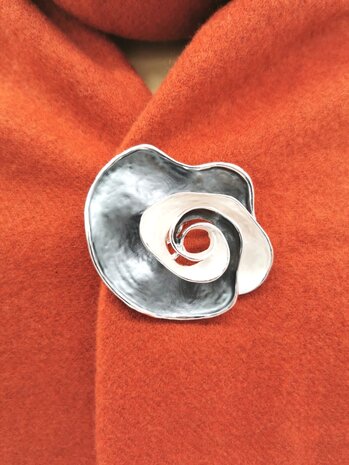 Magneet - broche - elegant - roos - parelmoer/donker grijs kleur voor omslagdoek, sjaal en vest te sluiten