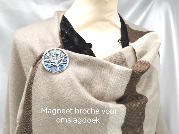 Magnetbrosche, Lebensbaum-Design, blaue Blätter und silberne Maserung, Ø 46 mm.