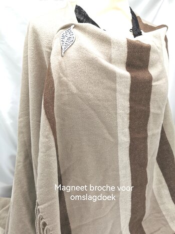 Magneet broche, blad Design, donkergrijs/zilverkleur, L 66 x Br 27 mm.