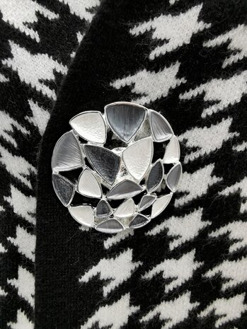 Magneet broche, Sphere Design, Grijs/Parelmoer kleur, Ø 45 mm.