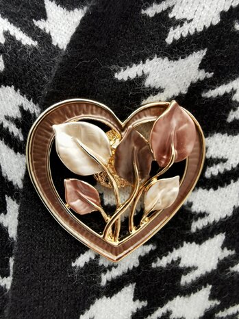Magneet broche elegant hartje goud met bruin kleur voor omslagdoek, sjaal en vest te sluiten