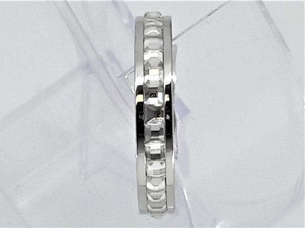 Ring aus silberfarbenem Edelstahl, rundum besetzt mit quadratischen weißen Kristallsteinen