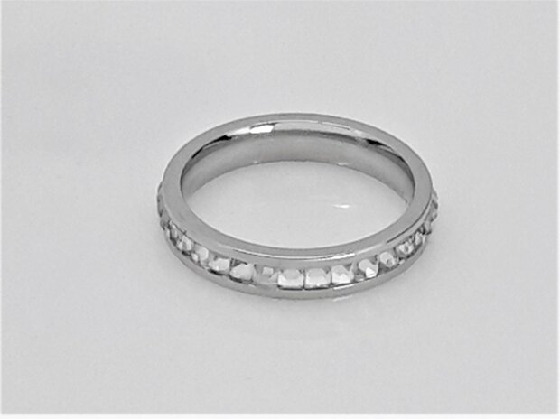 Ring aus silberfarbenem Edelstahl, rundum besetzt mit quadratischen weißen Kristallsteinen