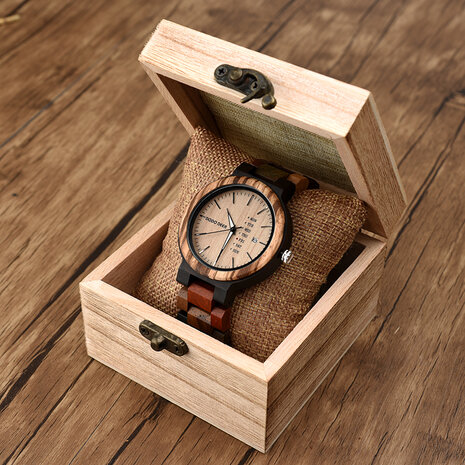 donker houten horloge, band houten schakels, beige wijzerplaat, dag en datum, horlogesluiting
