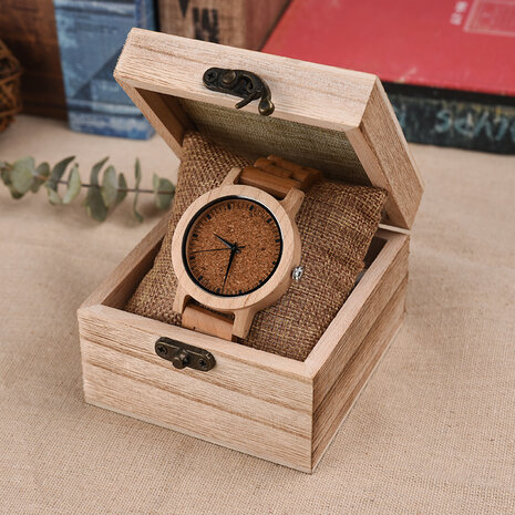 Licht houten horloge, band houten schakels, horlogesluiting