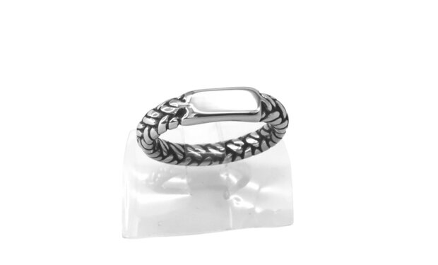Schmaler Ring aus Edelstahl mit geflochtenem Designmotiv und einer Platte auf der Vorderseite, mit der Sie gravieren können.
