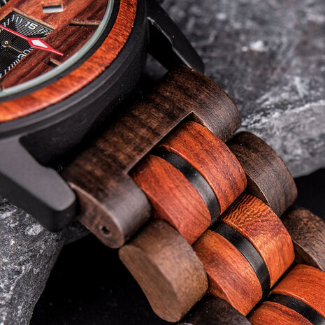 Schwarzbraune Chronographenuhr aus Holz, Holzarmband und Edelstahlglieder, Taganzeige, Uhrenschließe