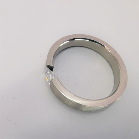 Edelstahl - elegant - Ring mit quadratischem 4 mm Kristall