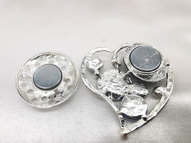 Magneet broche, Uniek Design, hartje, steentjes, blauw/zilver kleur, L 49 mm.