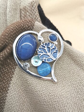 Magneet broche, Uniek Design, hartje, steentjes, blauw/zilver kleur, L 49 mm.