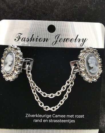 Clips met dubbel ketting, Blauw Camee met schitterde antraciet kleur kristal rand in kleur antiek zilver look.