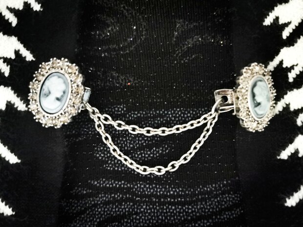 Clips mit Doppelkette, Blue Cameo mit funkelndem anthrazitfarbenem Kristallrand im Antik-Silber-Look.