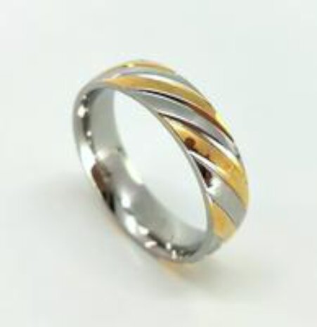 RVS goud/zilver kleur schuin streep. Prachtig ring voor dame en heer.