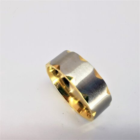 RVS - elegant ring breed Goud met mat zilverkleurig V inham. Zeer chique uitstraling. 