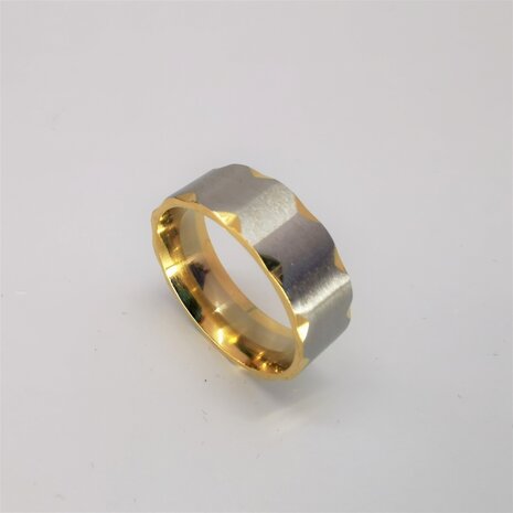 RVS - elegant ring breed Goud met mat zilverkleurig V inham. Zeer chique uitstraling. doos 36st