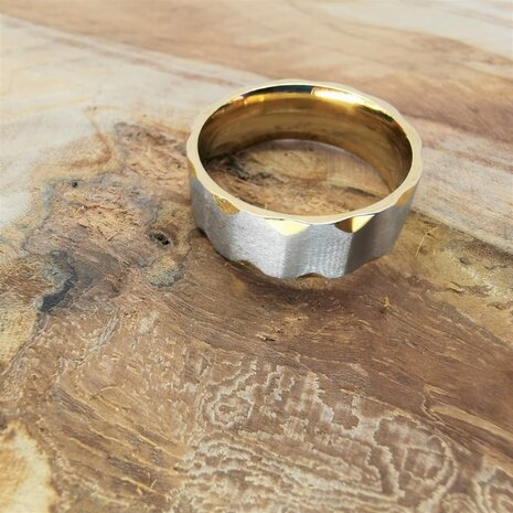 RVS - elegant ring breed Goud met mat zilverkleurig V inham. Zeer chique uitstraling. doos 36st
